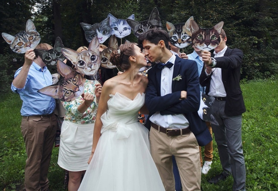 Маски животных на свадебной фотосессии