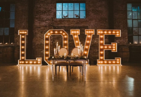 Светящиеся буквы в оформлении свадьбы