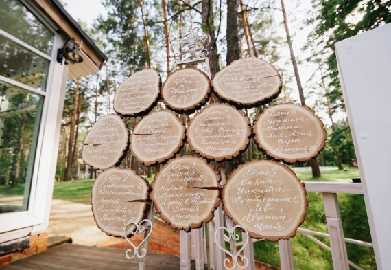 Деревянная карта рассадки с каллиграфией на свадьбе
