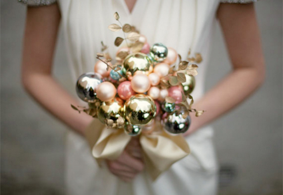 Свадебный букет с елочными шарами