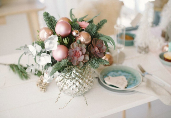Свадебный декор с новогодними шарами