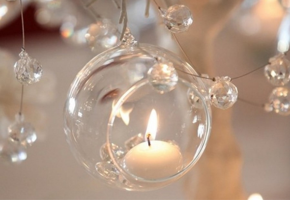 Свечи в подвесных подсвечниках в свадебном декоре