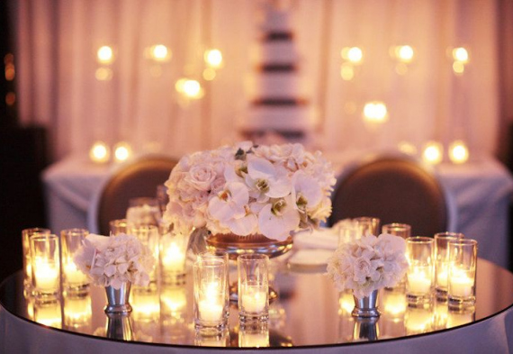 Свечи с зеркалами в свадебном декоре
