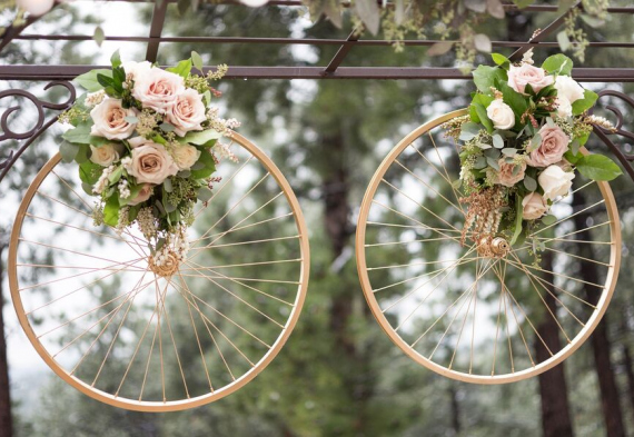 велосипедные колеса в декоре свадьбы