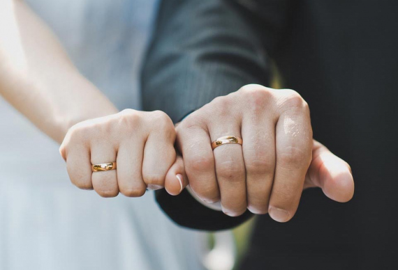 Руки жениха и невесты с кольцами
