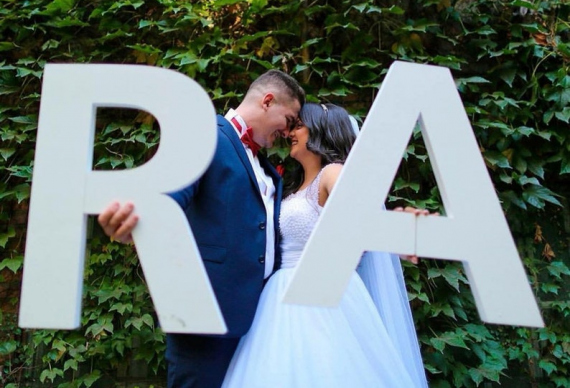 Большие буквы на свадебной фотосессии