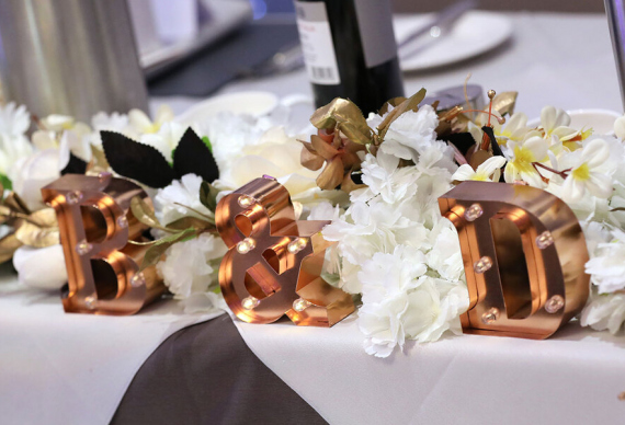 Светящиеся буквы для декора стола на свадьбе