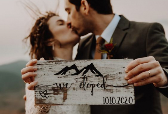 Деревянная табличка для фотосессии на свадьбе
