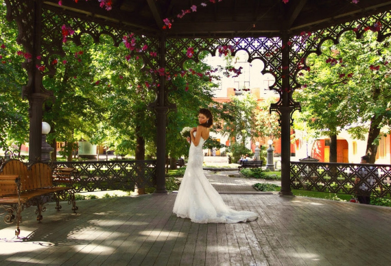 Свадебная фотосессия а в саду Эрмитаж