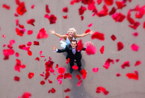 Свадебная фотосессия с лепестками роз