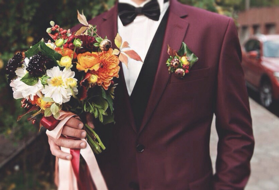 Костюм жениха цвета марсала на свадьбу