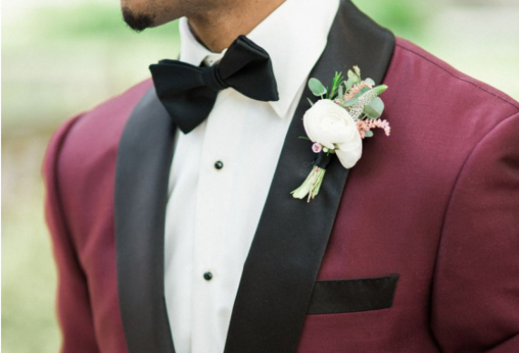Свадебный костюм цвета марсала для жениха