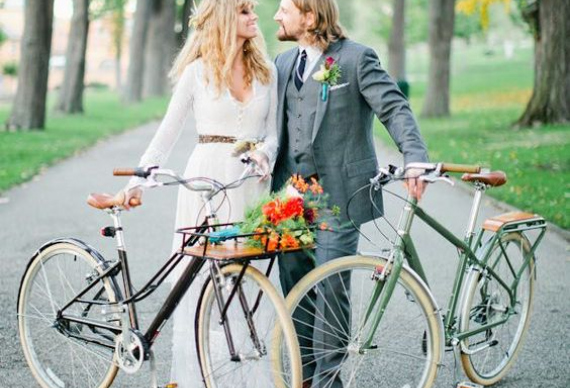 жених и невеста на велосипедах