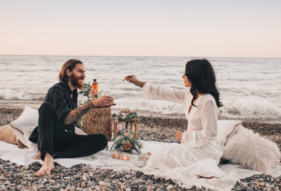 Свадебный пикник на берегу