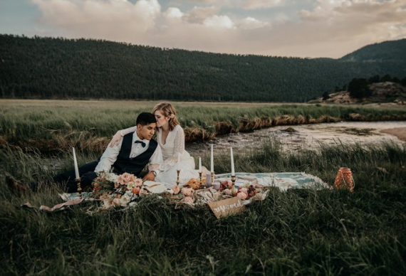 Жених и невеста на пикнике
