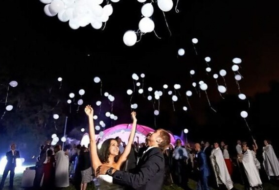 запуск светящихся шариков на свадьбе