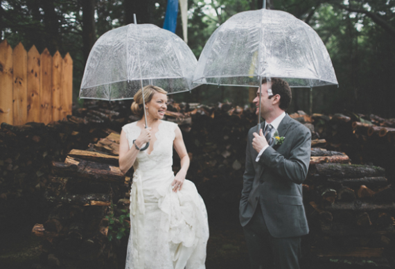 Фотосессия с зонтом на свадьбе